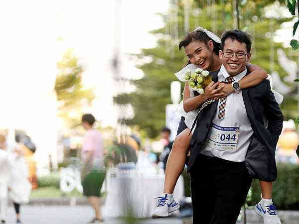 ગાઉન ઊંચું પકડી રોડ પર દોડતી જોવા મળી 300 દુલ્હન, જાણો અનોખી રેસની વાતો 2 - image