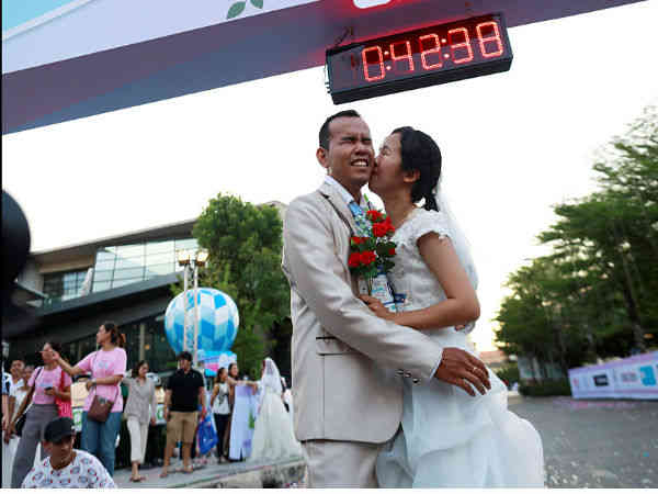 ગાઉન ઊંચું પકડી રોડ પર દોડતી જોવા મળી 300 દુલ્હન, જાણો અનોખી રેસની વાતો 3 - image