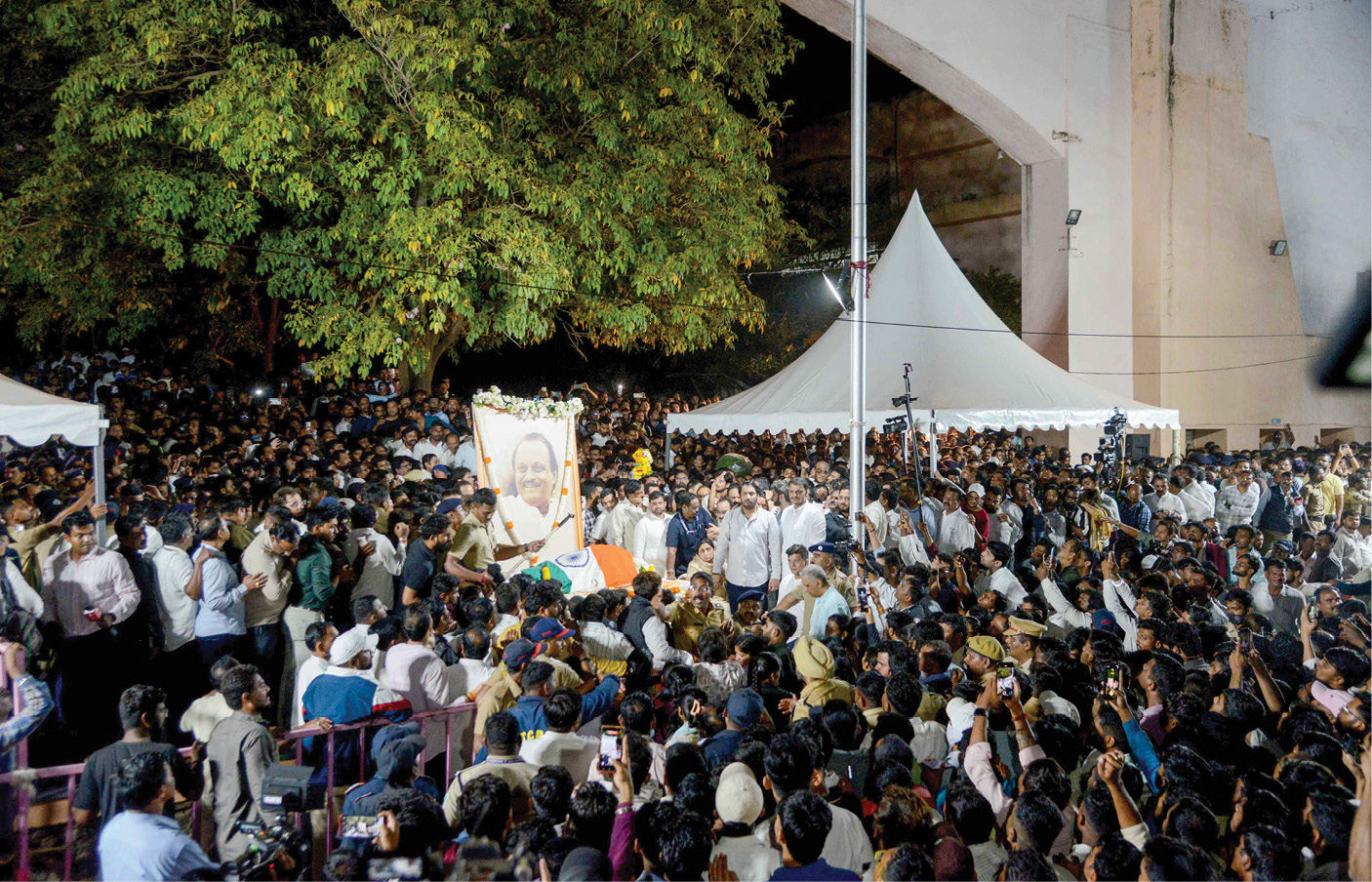 વિદ્યા પ્રતિષ્ઠાનના મેદાનમાં ઉમટી જનમેદની : ‘દાદા’ના અંતિમ દર્શન કરતા સમર્થકોની આંખો ભીની 4 - image