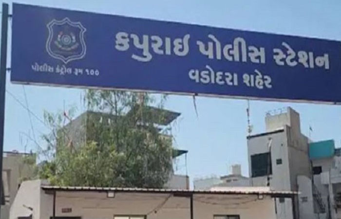 દુકાનદારે પડીકી આપવામાં વિલંબ કરતા ત્રિપુટીનો દુકાન ઉપર પથ્થરમારો 1 - image