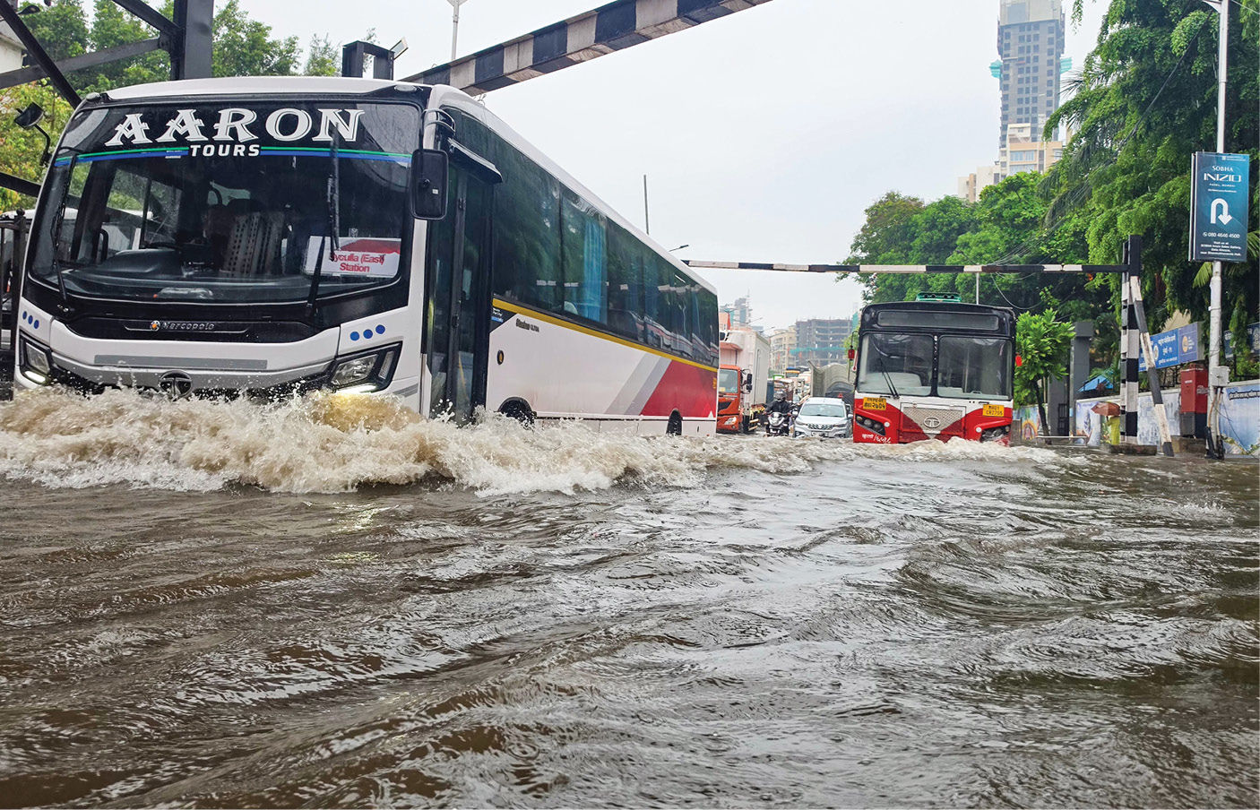 VIDEO: મુંબઈમાં ચોમાસાની તોફાની એન્ટ્રી, 24 કલાકમાં 300 મીમી વરસાદ, રેલવે ટ્રેક ડૂબ્યા, આખું શહેર જળબંબોળ 5 - image