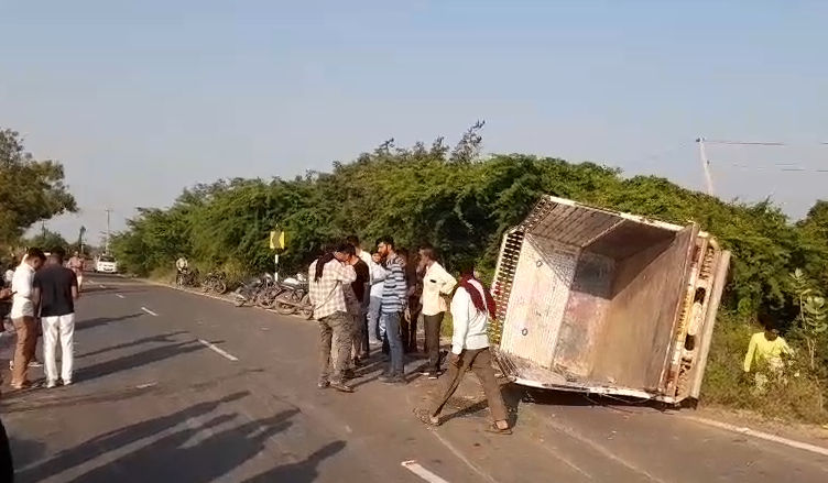 અમરેલી: સાવરકુંડલાના સેંજળ પાસે બોલેરો પલટી જતાં સર્જાયો અકસ્માત, એકનું મોત, 23 ઈજાગ્રસ્ત 4 - image