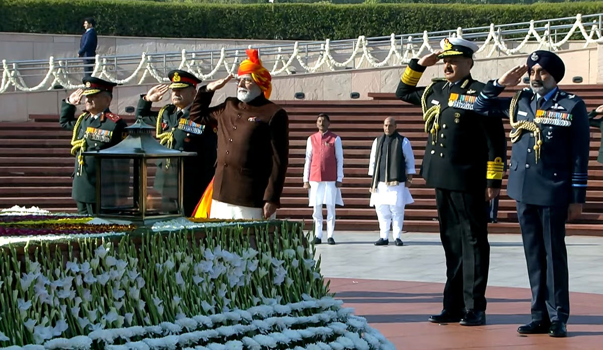 PM Modi pays tribute to fallen heroes on Republic Day at National War Memorial