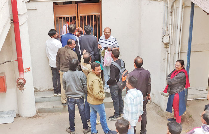 સરદાર પટેલ યુનિવસટીમાં એબીવીપીનો હંગામો : કુલપતિની ચેમ્બરને તાળાબંધી કરી 1 - image