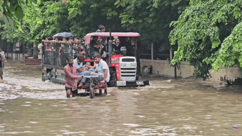 જુઓ સુરતમાં પૂરમાં ફસાયેલા લોકોને પાલિકાએ કેવી રીતે બચાવ્યા, વીડિયો વાયરલ 2 - image