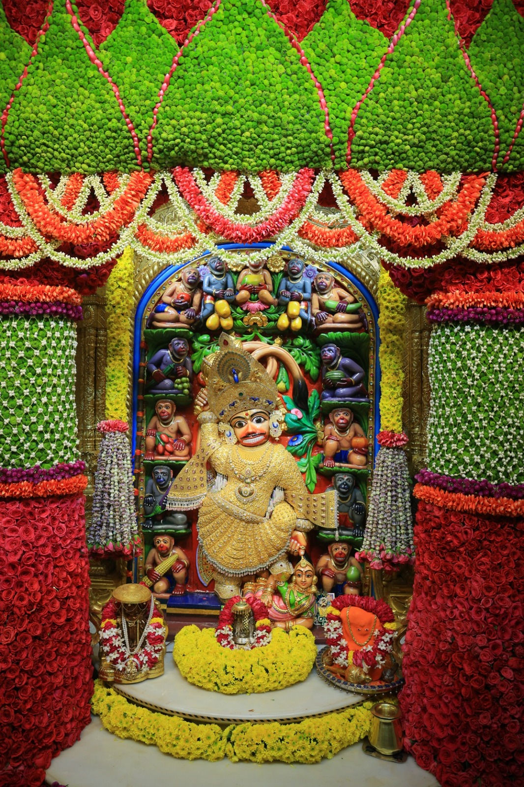 સાળંગપુર: હનુમાન જયંતી નિમિત્તે 'કૃતજ્ઞતા મહામહોત્સવ'ની ઉજવણી, દાદાએ ધારણ કર્યા 8 કિલો સોનાના વાઘા 2 - image