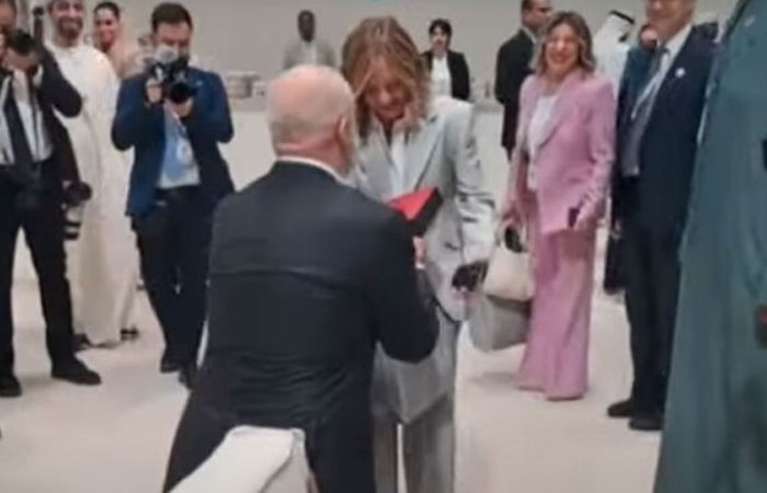 Albania PM Gift Scarf to Italy PM Meloni