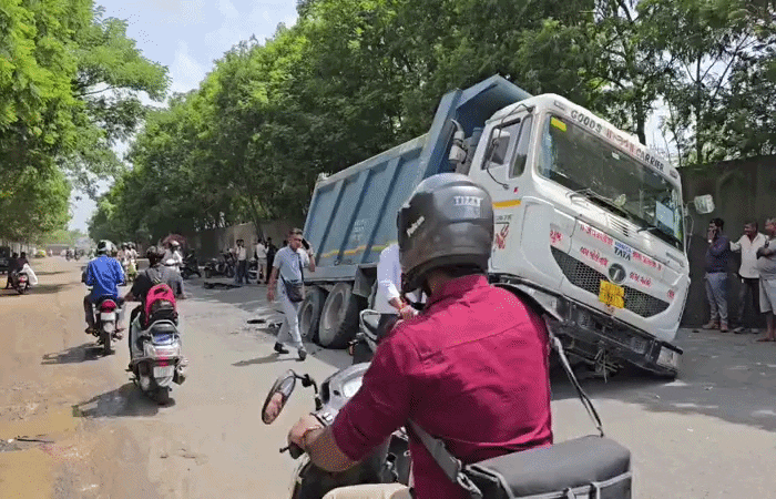 લિંબાયતમાં નવો રોડ બેસી જતાં ડમ્પર ફસાયું, કલાકો સુધી ટ્રાફિક જામ.