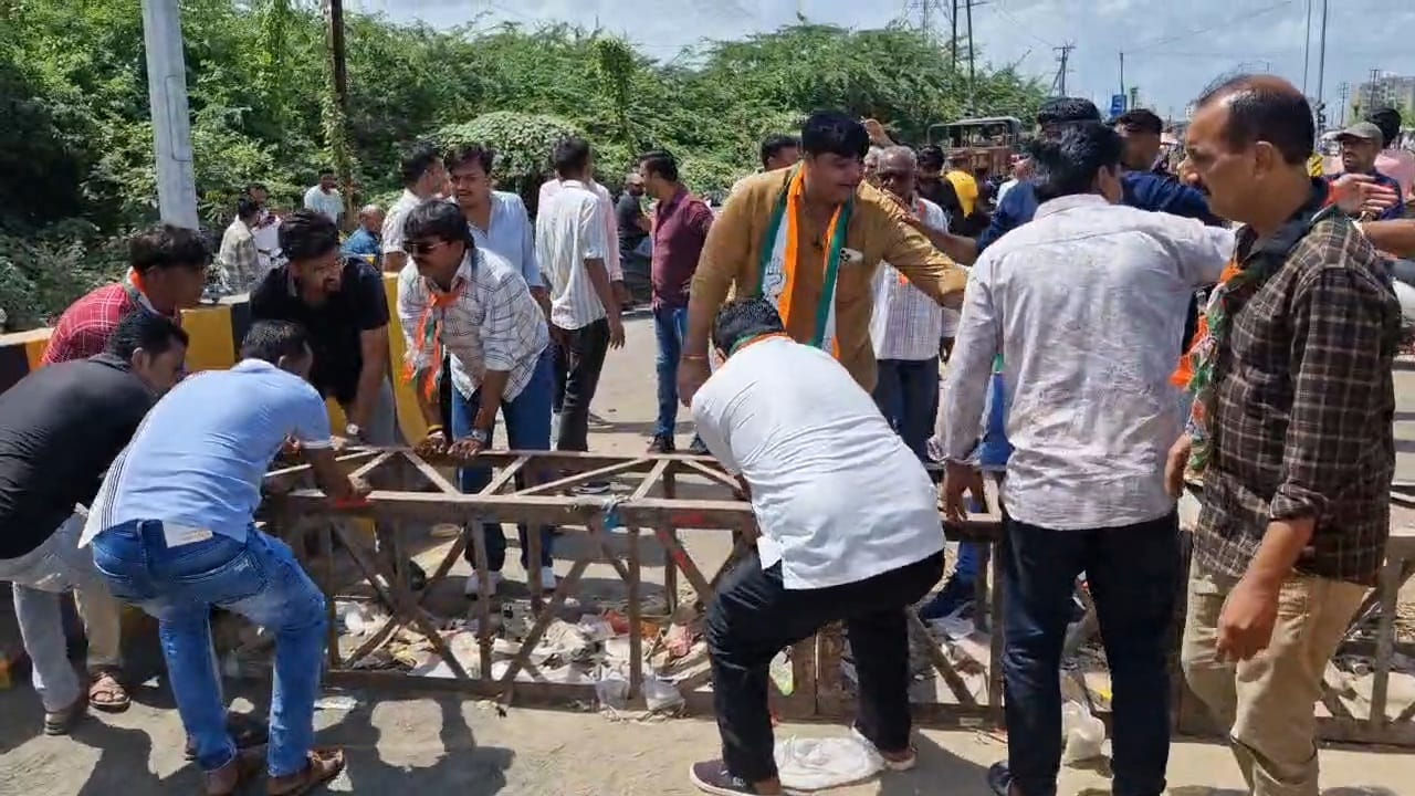 'આ પુલ પ્રજાના પૈસે બન્યો છે..' જામનગરમાં લોકાર્પણની રાહ જોતા હાપા બ્રિજનું કોંગ્રેસે કરી નાખ્યું લોકાર્પણ 2 - image