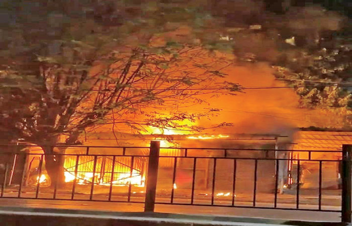 નડિયાદના રામ તલાવડી પાસે બે બંધ ગેરેજમાં ભીષણ આગ ભભૂકી 1 - image