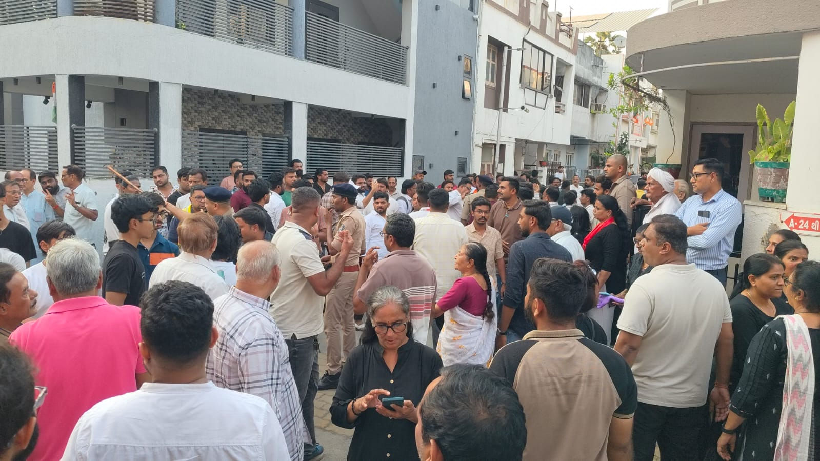 સુરતમાં ભાજપના ગઢ વિસ્તારમાં લોકોએ નેતાઓને ધકેલી દીધા, પોલીસને 4 બોલાવવી પડી - તસવીર