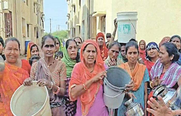 મનપા કચેરીમાં પાણીના પ્રશ્ને વોર્ડ.નં. 1ની સરકારી વસાતની મહિલાઓનો હલ્લાબોલ 1 - image