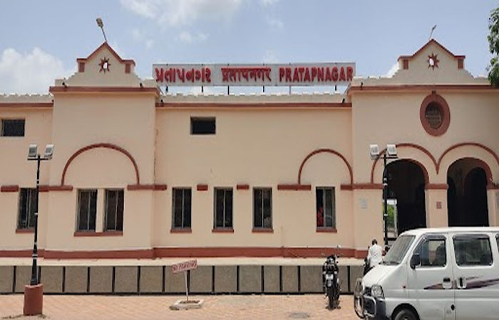 વડોદરા રેલવે ડિવિઝનના 15 સ્ટેશનોની 135 કરોડના ખર્ચે કાયાપલટ થશે, પ્રતાપનગર રેલવે સ્ટેશન પાછળ 50 કરોડ ખર્ચાશે 2 - image
