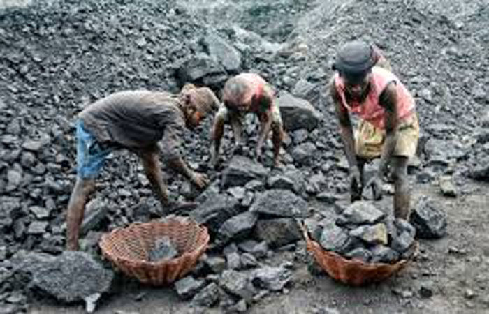 સુરેન્દ્રનગરના ચોટીલા પ્રાંત અધિકારી દ્વારા ગેરકાયદેસર કાર્બોસેલના કુવાઓ બુરવાની કામગીરી શરૃ કરાઈ 1 - image