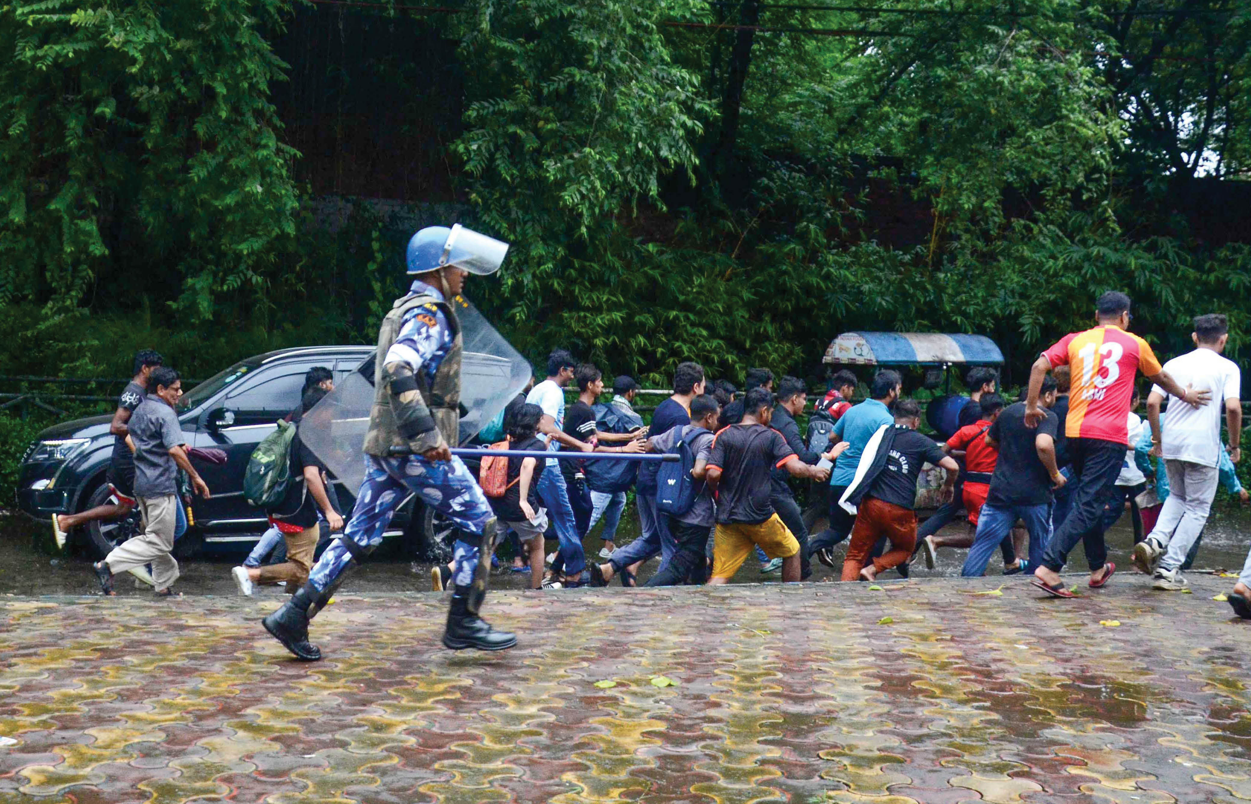 VIDEO: કોલકાતામાં દુષ્કર્મ-હત્યા કેસના વિરોધમાં બબાલ, પોલીસનો લાઠીચાર્જ, અનેકને ઈજા 1 - image