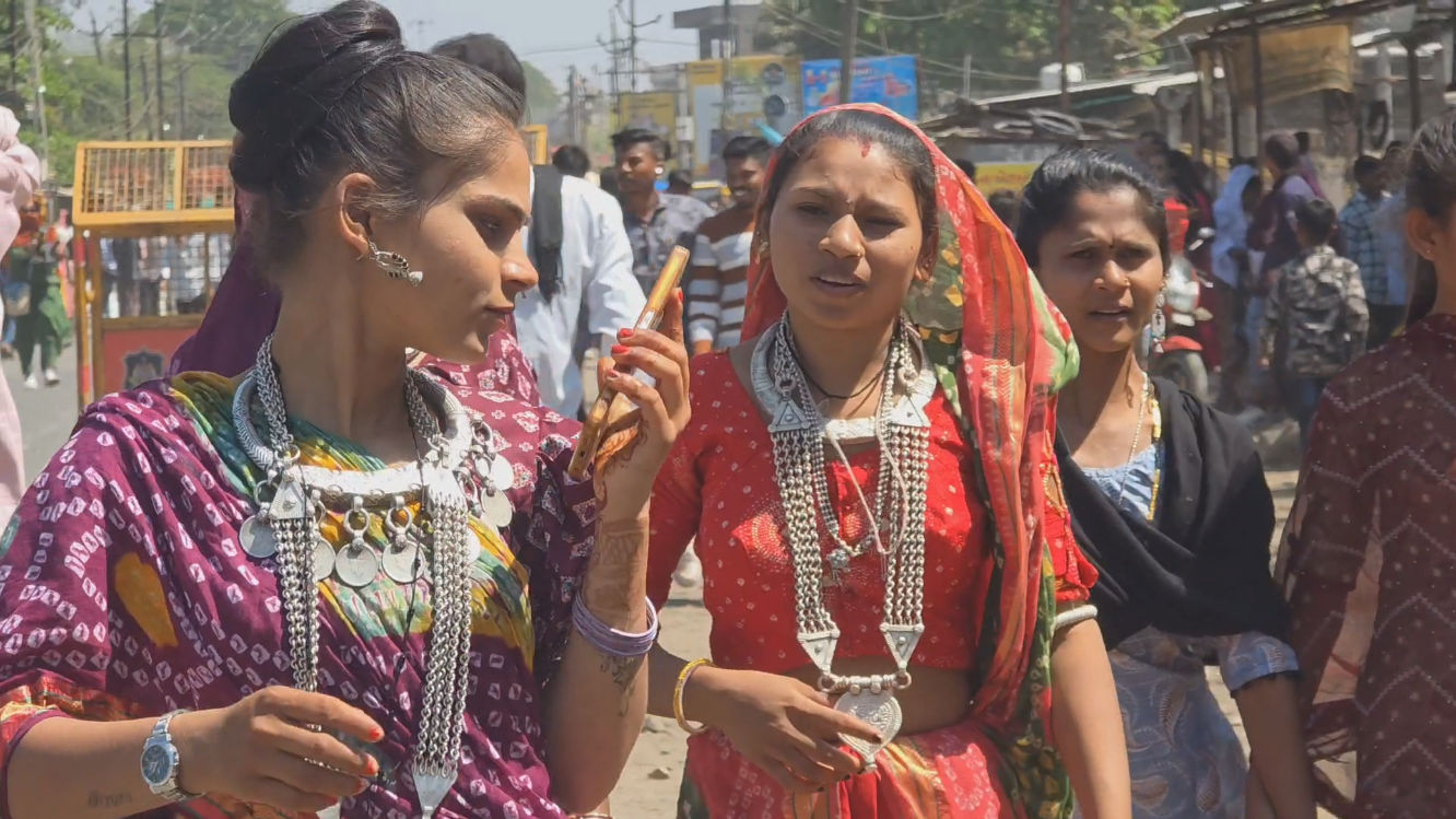 PHOTOS: છોટા ઉદેપુરના 'ગેરના મેળા'ની અદભૂત તસવીરો, જ્યાં રંગો વગર પણ આખું વાતાવરણ મેઘધનુષી લાગે 15 - image