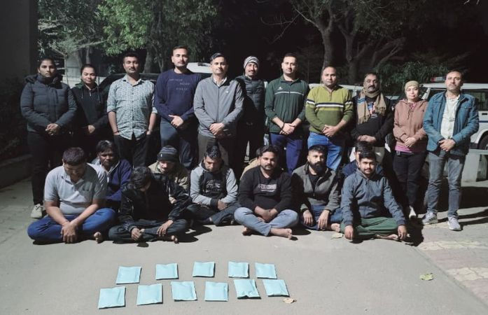 ગાંધીનગર: વલાદ ગામના ખેતરમાં લાઈટના અજવાળે ચાલતા જુગારધામ પર દરોડો, 10 ઝડપાયા, સંચાલક ફરાર 1 - image