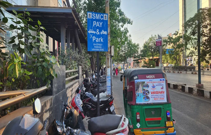 સુરતમાં ફૂટપાથ પર જ 'પે એન્ડ પાર્ક'નો પાલિકાએ આપી દીધો કોન્ટ્રાક્ટ, મોટા કૌભાંડની આશંકા 1 - image