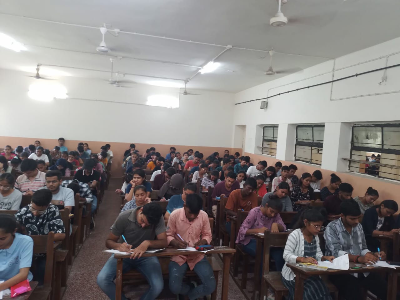 અધ્યાપકો અને કર્મચારીઓને પરીક્ષા વચ્ચે ચૂંટણીની ફરજ સોંપાતા અવઢવ 1 - image