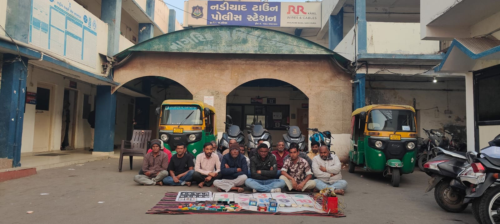 SMC gambling raid in Nadiad nets 19 accused with cash, assets worth ₹5 lakh 