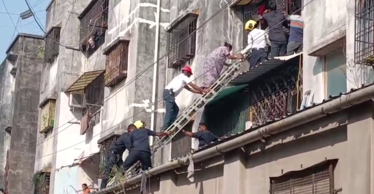 VIDEO: સુરત 5માં ત્રણ માળની બિલ્ડીંગમાં દાદર ધરાશાયી થતાં 19 લોકોના જીવ બચ્યા - તસવીર