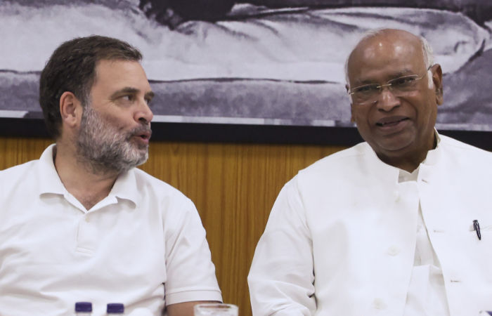 કેરલમમાં 'કિંગ' કોણ? પ્રચંડ જીતના 8 દિવસ બાદ પણ CM પદ પર સસ્પેન્સ, 3 દિગ્ગજો વચ્ચે જોરદાર ટક્કર 1 - image