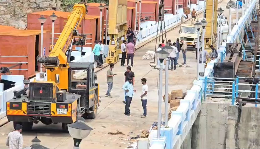 પંચમહાલ: પાનમ ડેમમાં લીકેજ, યુદ્ધના ધોરણે મેન્ટેનન્સ શરૂ, વધારાનું પાણી નદીમાં છોડાયું 2 - image