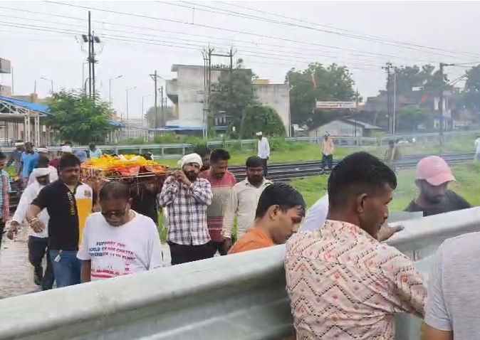 ગોધરાના દશા ફાટક પાસે મૃતદેહને પણ નથી મળતો સીધો રસ્તો, અધૂરા અંડરપાસે લોકોનું જીવન દુષ્કર બનાવ્યું 4 - image