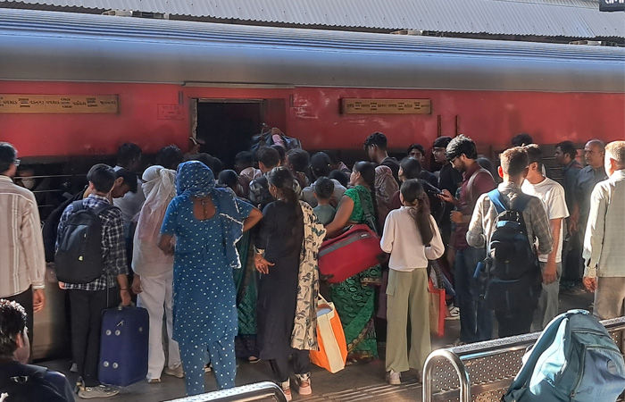 હોળી – ધૂળેટી નિમિત્તે રેલવે અને બસ સ્ટેશન પર મુસાફરોનો ભારે ઘસારો 1 - image