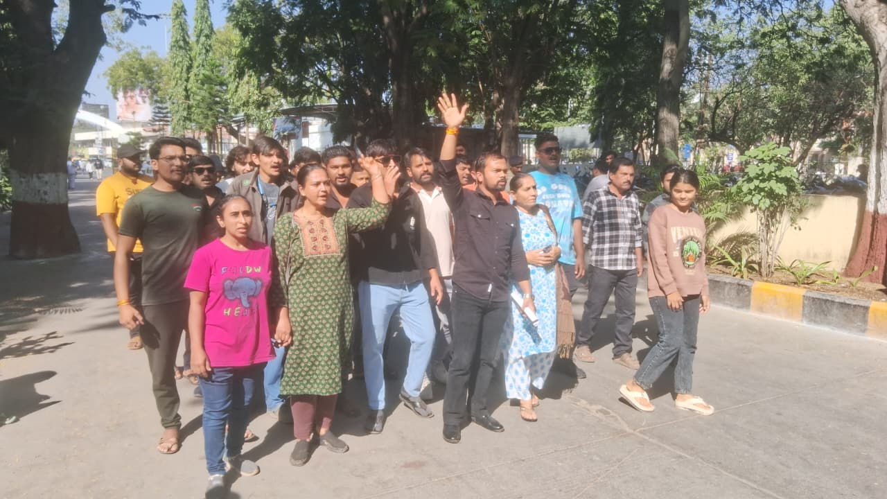 જામનગરમાં મ.ન.પા.ના એસ્ટેટ વિભાગની દબાણ હટાવવાની કામગીરી સામે સ્ટ્રીટ વેન્ડરોમાં રોષ, ઉગ્ર આંદોલનની ચીમકી 3 - image