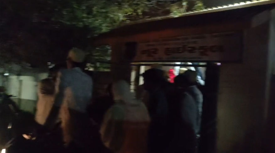 અમદાવાદ: ધોળકાના કૌકા ગામે લગ્ન પ્રસંગમાં ​મીઠાઈ ખાધા બાદ ફૂડ પોઈઝનિંગ, 50થી વધુ લોકોની તબિયત બગડી 3 - image