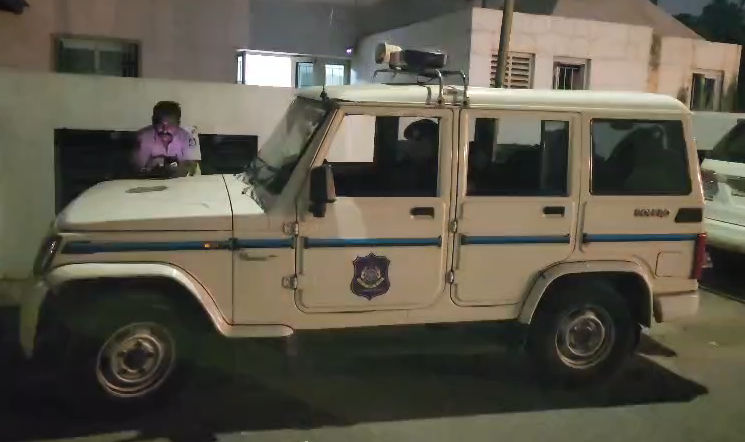 VIDEO: અમદાવાદમાં પત્ની સાથે ઝઘડો થયા બાદ પતિએ જાહેરમાં કર્યું ફાયરિંગ, પોલીસ કાફલો ઘટનાસ્થળે 3 - image