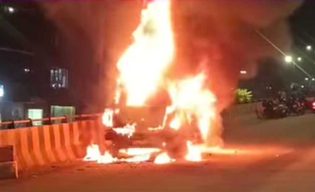 કલાલી બ્રિજ પર કારમાં આગ લાગતાં અફરાતફરી,ટ્રાફિક જામ 1 - image