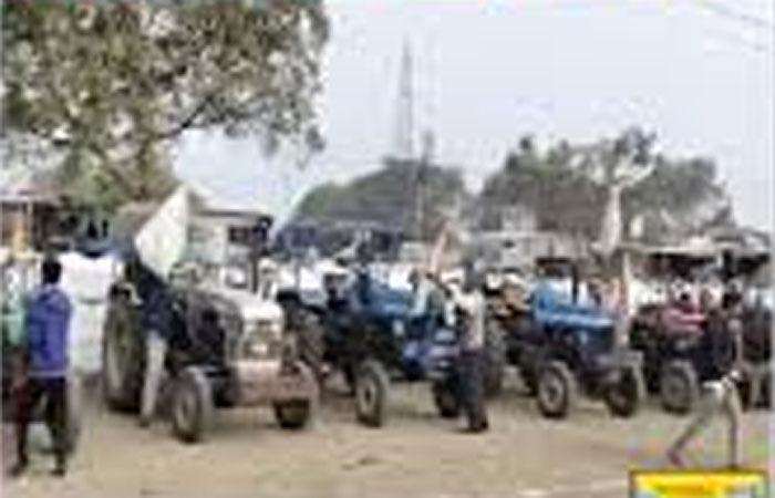 વીજલાઈનના વિરોધમાં ટંકારાથી મોરબી સુધી 300થી વધુ ટ્રેક્ટરો સાથે મહારેલી 1 - image