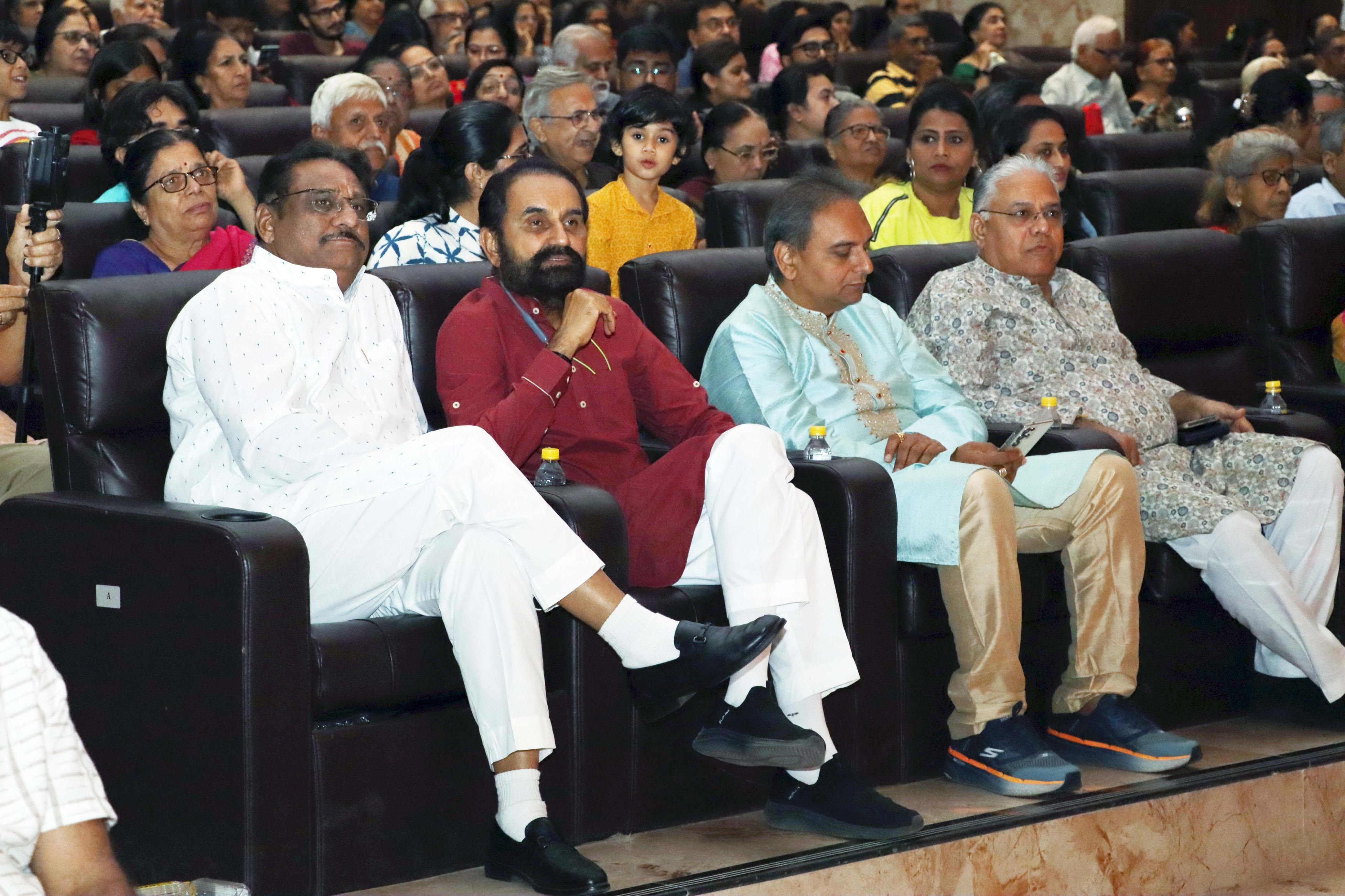 અમદાવાદમાં રાસ-ગરબાનો સંપૂર્ણ ઓથેન્ટિક શૉ 'ગરબા-રાસ તો બારેમાસ' યોજાયો, હુડો-પ્રાચીન ગરબો જેવી શૈલીઓને થઈ પ્રસ્તુતિ 4 - image