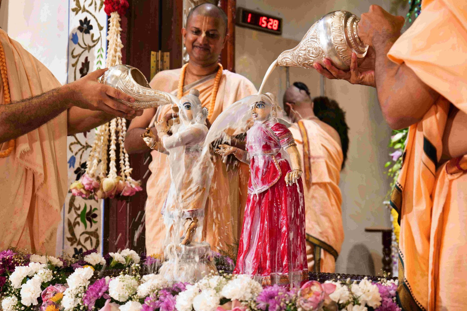 અમદાવાદના હરે કૃષ્ણ મંદિરમાં 'રાધાષ્ટમી'ની ભવ્ય ઉજવણી, ભક્તો શ્રદ્ધાથી ઝૂમી ઉઠ્યા 4 - image