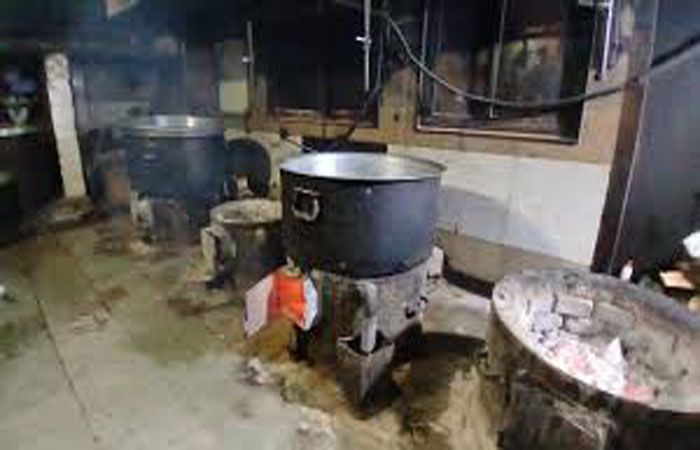 સરકારી ડેન્ટલ કોલેજની મેસમાં કોલસાની સગડીઓ પર રસોઈ 1 - image