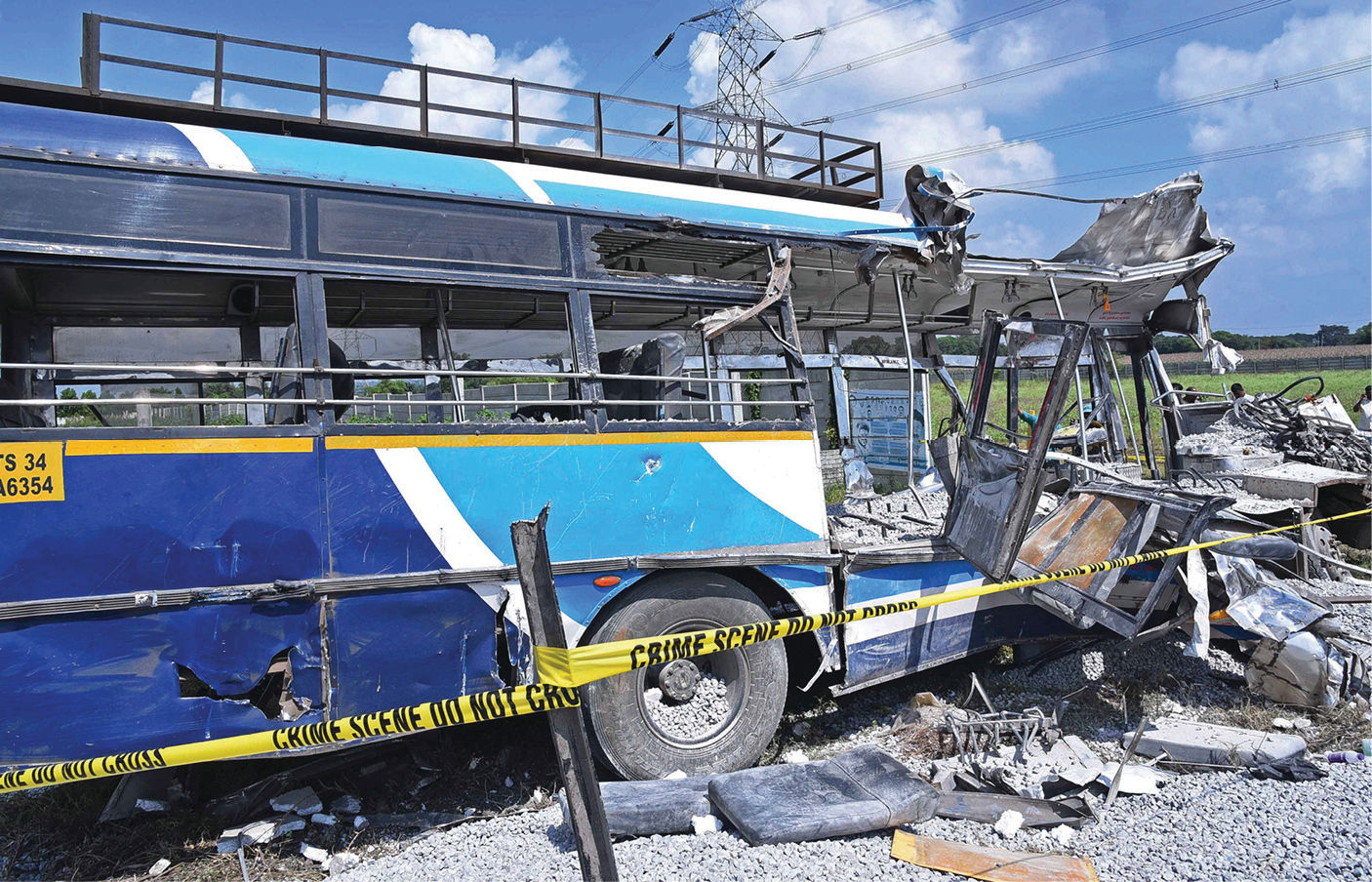 PHOTO : રોડ પર મોતનું તાંડવ... છેલ્લા 24 કલાકમાં પાંચ અકસ્માત, 60ના મોત, 42ને ઈજા 7 - image