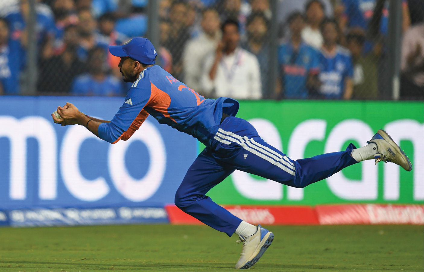 VIDEO : અક્ષર પટેલની અદભૂત ફિલ્ડિંગ : બાઉન્ડ્રી લાઈન પર શાનદાર કેચ પકડ્યો 2 - image