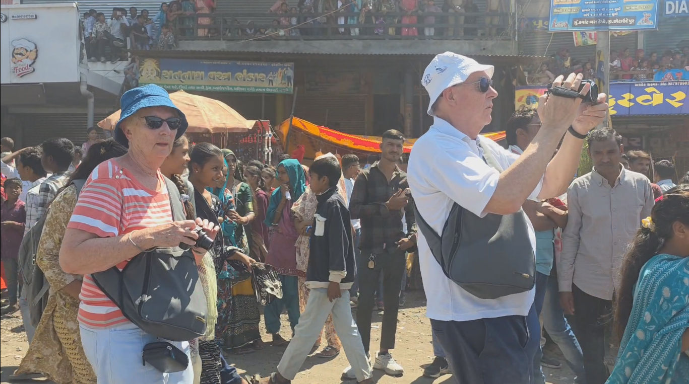 PHOTOS: છોટા ઉદેપુરના 'ગેરના મેળા'ની અદભૂત તસવીરો, જ્યાં રંગો વગર પણ આખું વાતાવરણ મેઘધનુષી લાગે 10 - image