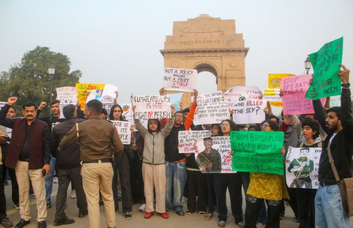 દિલ્હીમાં ઈન્ડિયા ગેટ સામે પ્રદૂષણ મુદ્દે દેખાવ, પોલીસ પર હુમલો, માઓવાદીના સમર્થનમાં નારેબાજી 1 - image