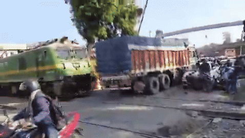 VIDEO: ફાટક પર 'પહેલા હું'ની લ્હાયમાં દુર્ઘટના! ટ્રેને ટ્રકને ફંગોળી, જરાક માટે બચ્યો અનેક મુસાફરોનો જીવ 1 - image