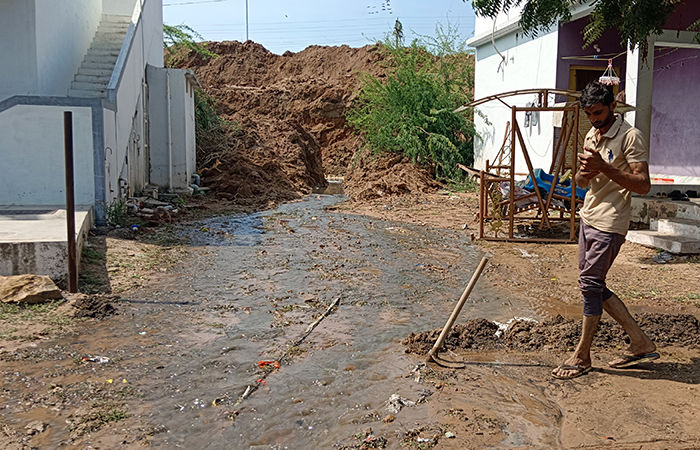 ભુજ પાલિકા દ્વારા ગટરની કામગીરી માટે ખોદાણ બાદ લોકોના ઘરમાં પાણી ભરાતા પરેશાની 1 - image