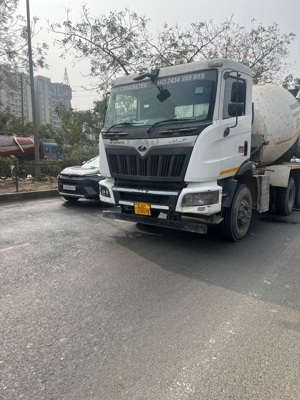 અમદાવાદ: વૈષ્ણોદેવી સર્કલ પાસે કાળમુખા મિક્સર ટ્રકે યુવકને કચડ્યો, અકસ્માતના કમકમાટીભર્યા દ્રશ્યો 2 - image