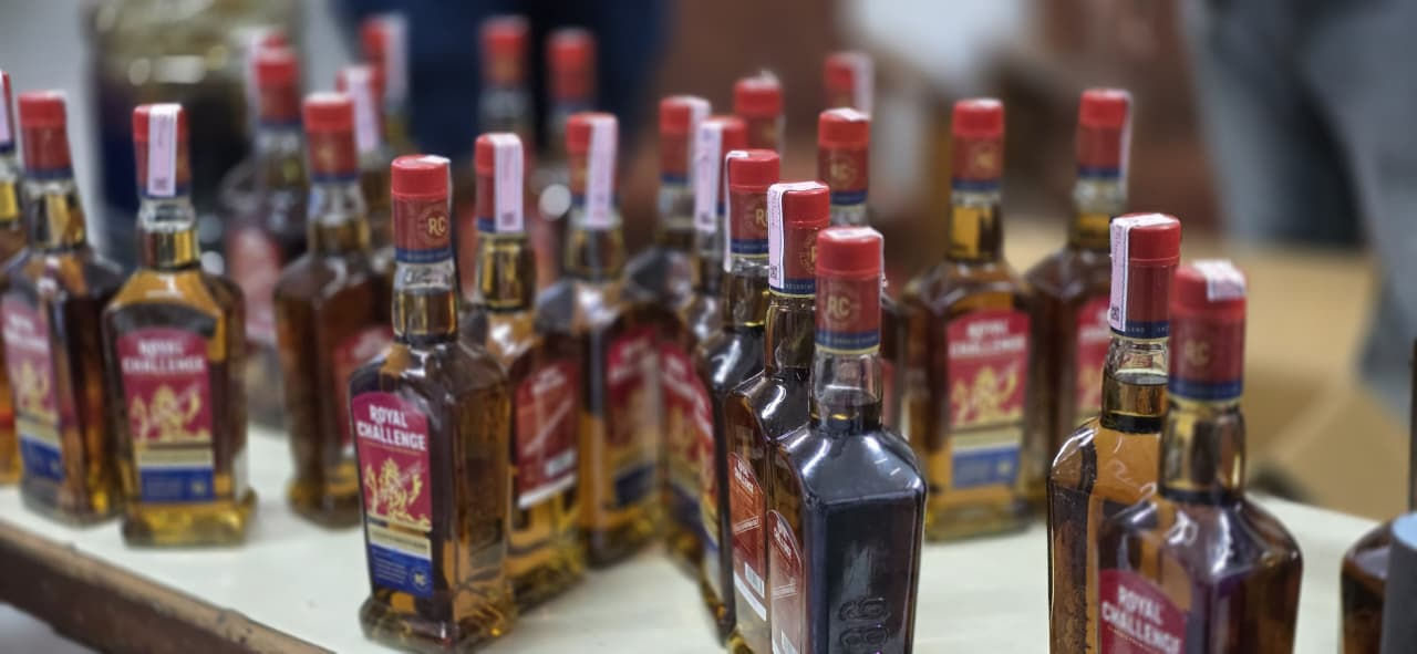 ફતેવાડી વિસ્તારમાં પોલીસે નકલી વિદેશી દારૂ તૈયાર કરતી ફેક્ટરી પકડી 3 - image