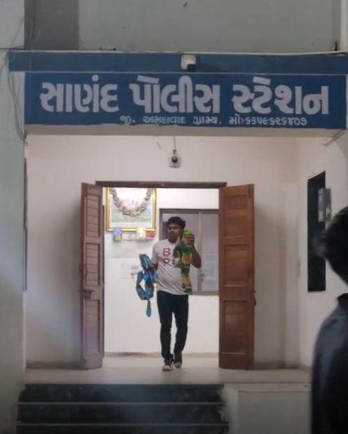 દારૂની મહેફિલ ફાર્મ હાઉસમાં અને નાસ્તો પોલીસ સ્ટેશનમાં! સાણંદમાં ઝડપાયેલા નબીરાઓનો 'VIP' અંદાજ 2 - image