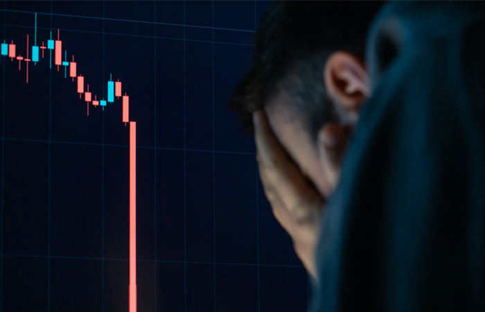 શેરબજારમાં ગાબડું: સેન્સેક્સ 900 તો બૅન્ક નિફ્ટી 1000 પોઇન્ટ તૂટ્યો, રોકાણકારોના 7 લાખ કરોડ સ્વાહા 1 - image