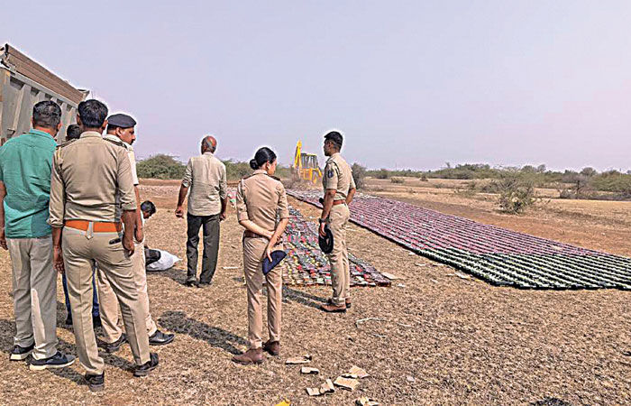 સયાલામાં રૃપિયા 5.10 કરોડના દારૃના જથ્થા પર બુલડોઝર ફર્યું 1 - image