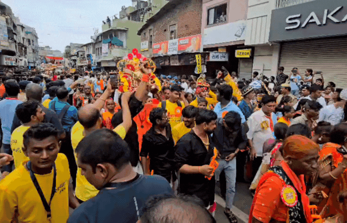 અમદાવાદમાં 148મી રથયાત્રા સંપન્ન: નગરચર્યા બાદ ત્રણેય રથ નિજ મંદિર પરત ફર્યા 4 - image