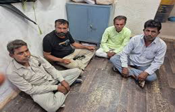 હળવદના ચરાડવા ગામે જુગાર રમતા ચાર ઝડપાયા 1 - image